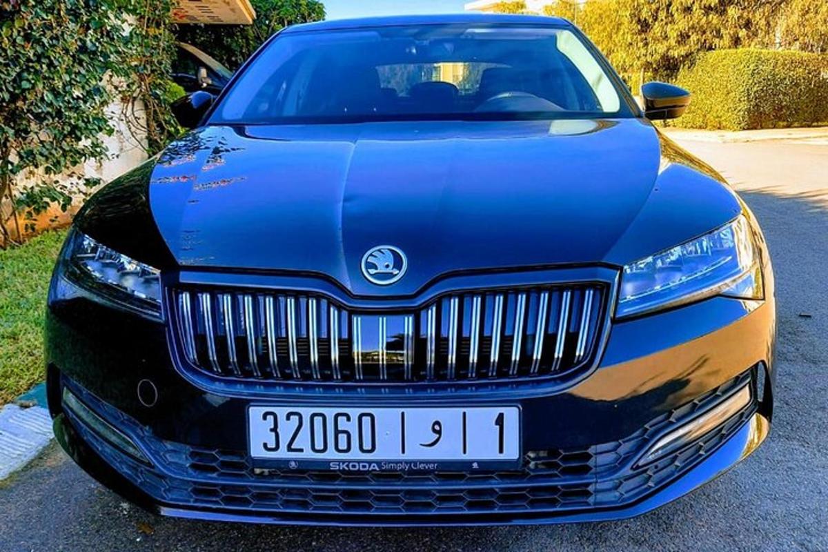 un'auto blu è parcheggiata in un vialetto