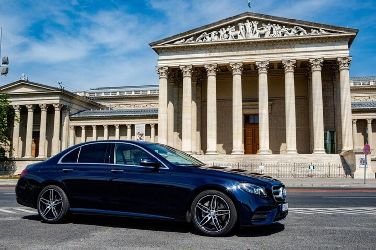 ένα μπλε αυτοκίνητο παρκαρισμένο μπροστά από ένα κτίριο