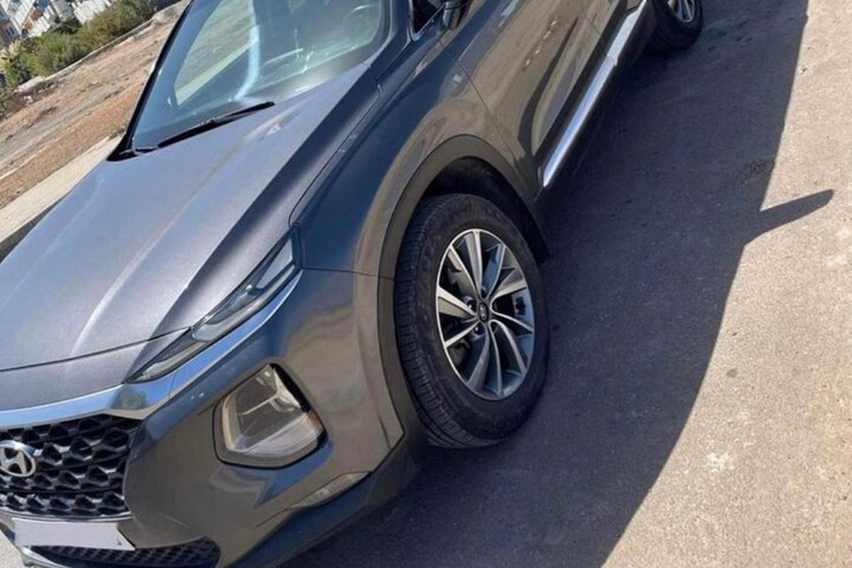 tee äärde pargitud sinine auto