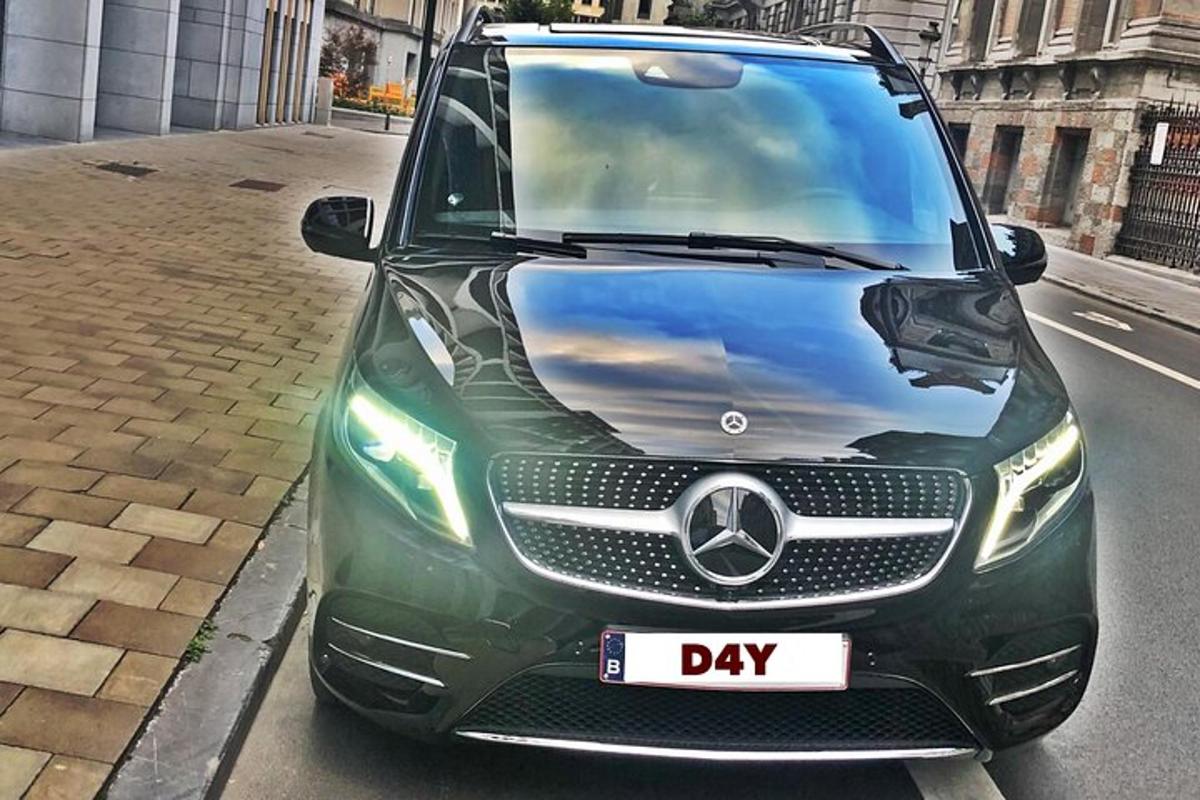 zeleni automobil parkiran uz rub ulice