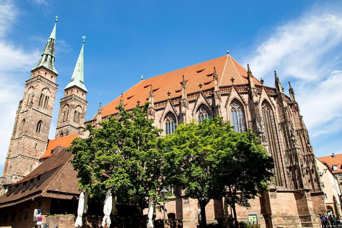 uma grande catedral com uma árvore na frente dela