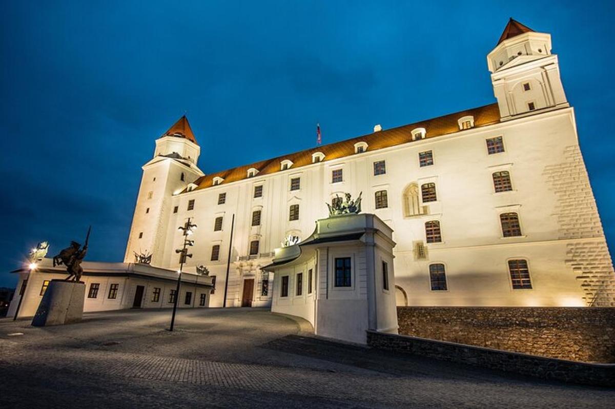 velká bílá budova s hodinovou věží na vrcholu