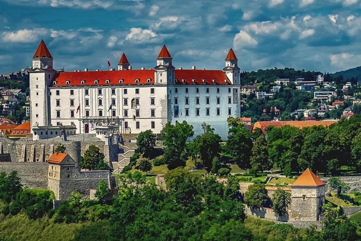 suur valge hoone punase katusega künkal
