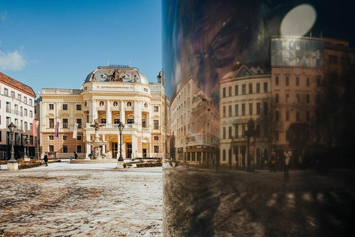 uma foto de um edifício em uma cidade