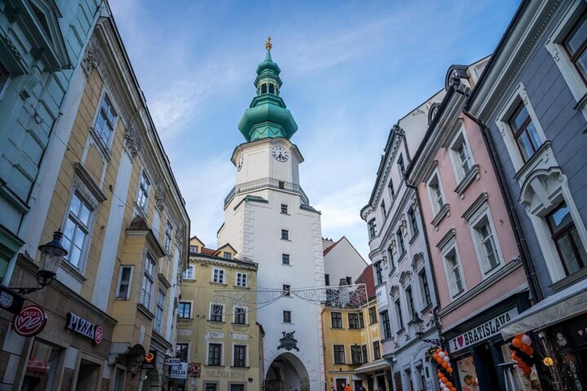 kõrge hoone kellatorniga linnas