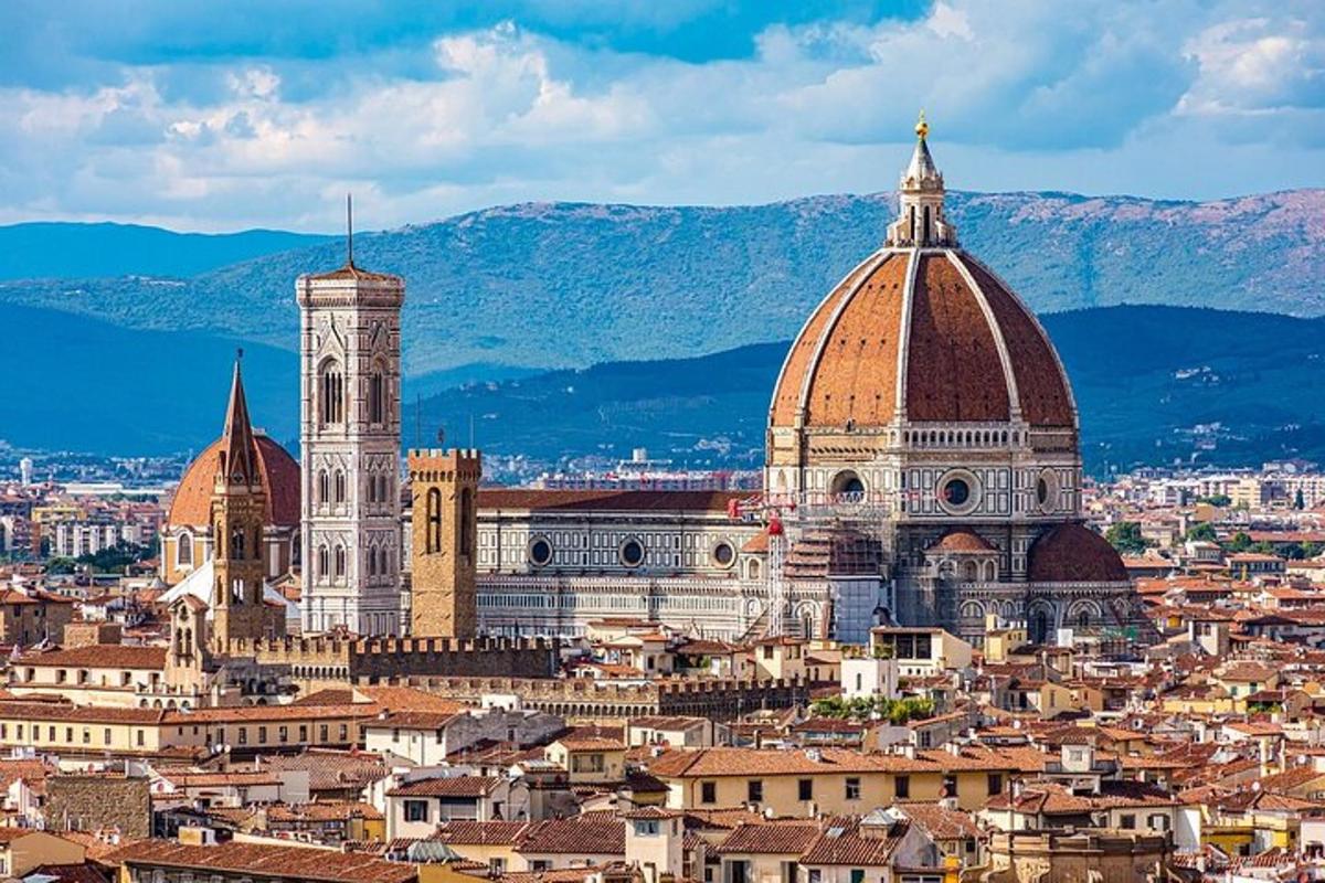 una vista d'una ciutat amb edificis i una torre del rellotge