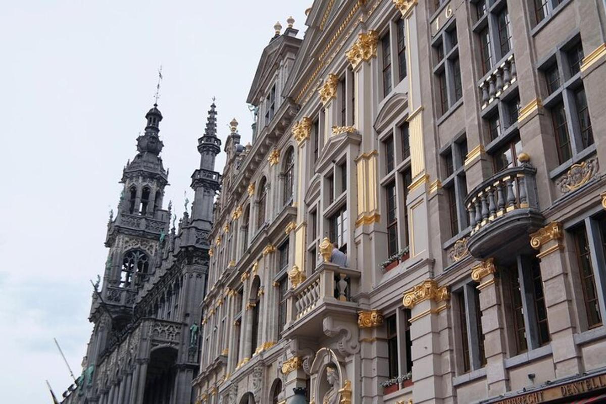 un edificio con una torre dell'orologio accanto a un edificio