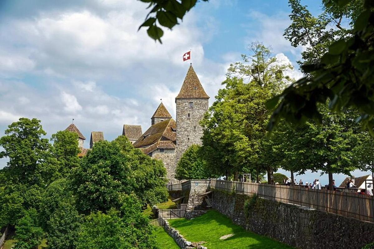 hrad s kanadskou vlajkou na vrcholu