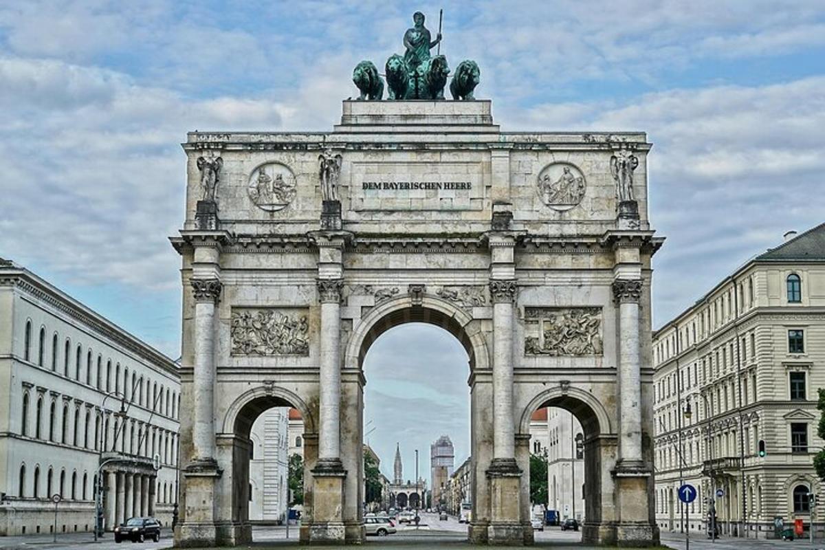 suur monument, mille ees on kuju