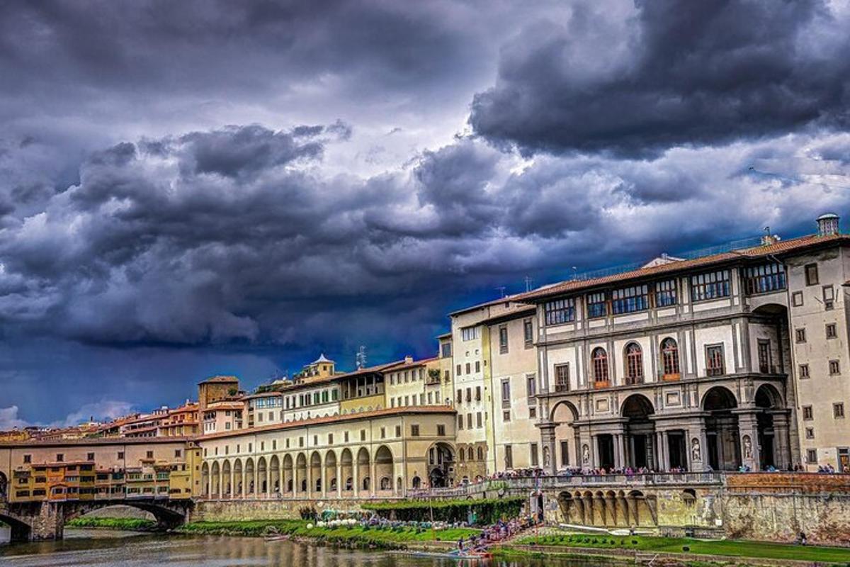 un gran edifici amb un pont sobre un riu