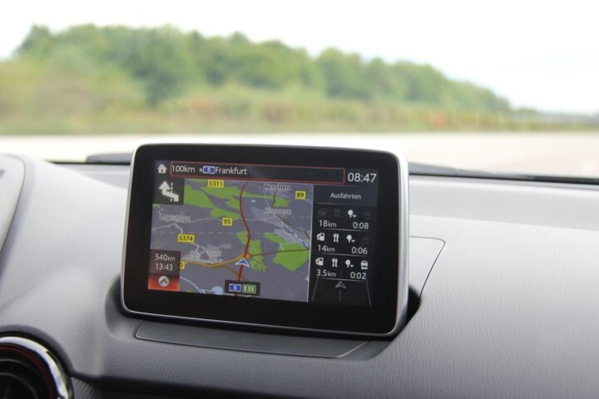 tablet na palubnej doske auta