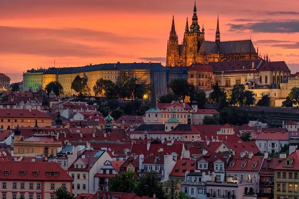 miesto vaizdas saulėlydžio metu su pilimi