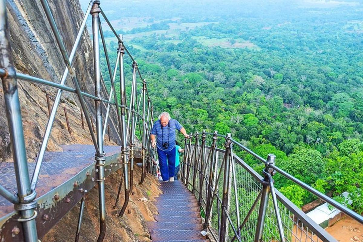 seorang lelaki berjalan di atas jambatan gantung di atas gunung