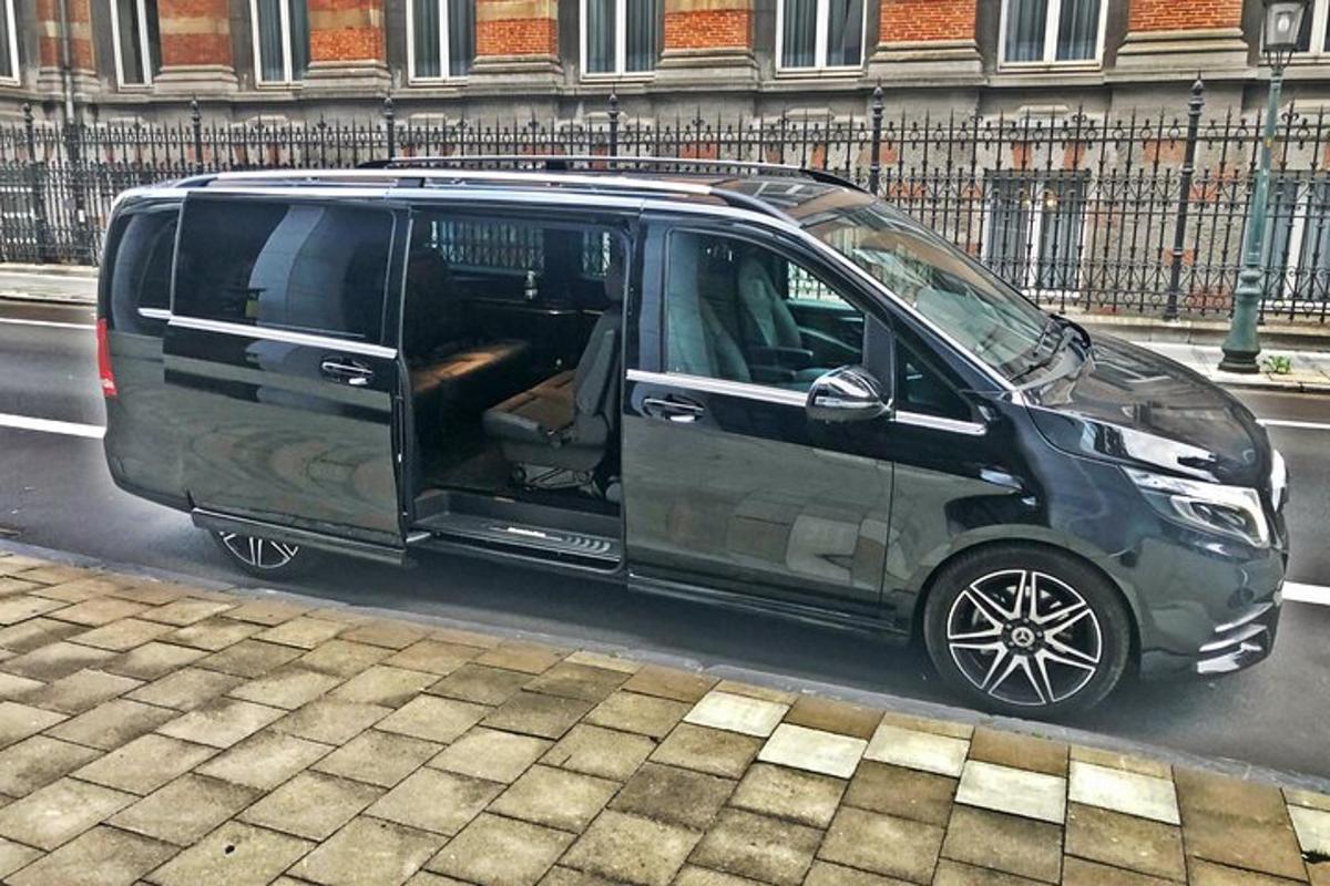 розумний автомобіль, припаркований на узбіччі вулиці