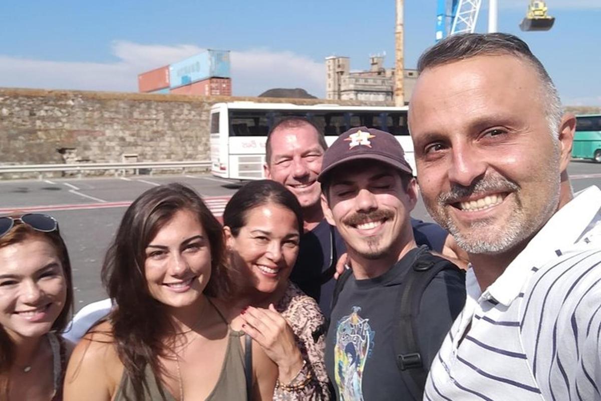 un gruppo di persone che posano per una foto