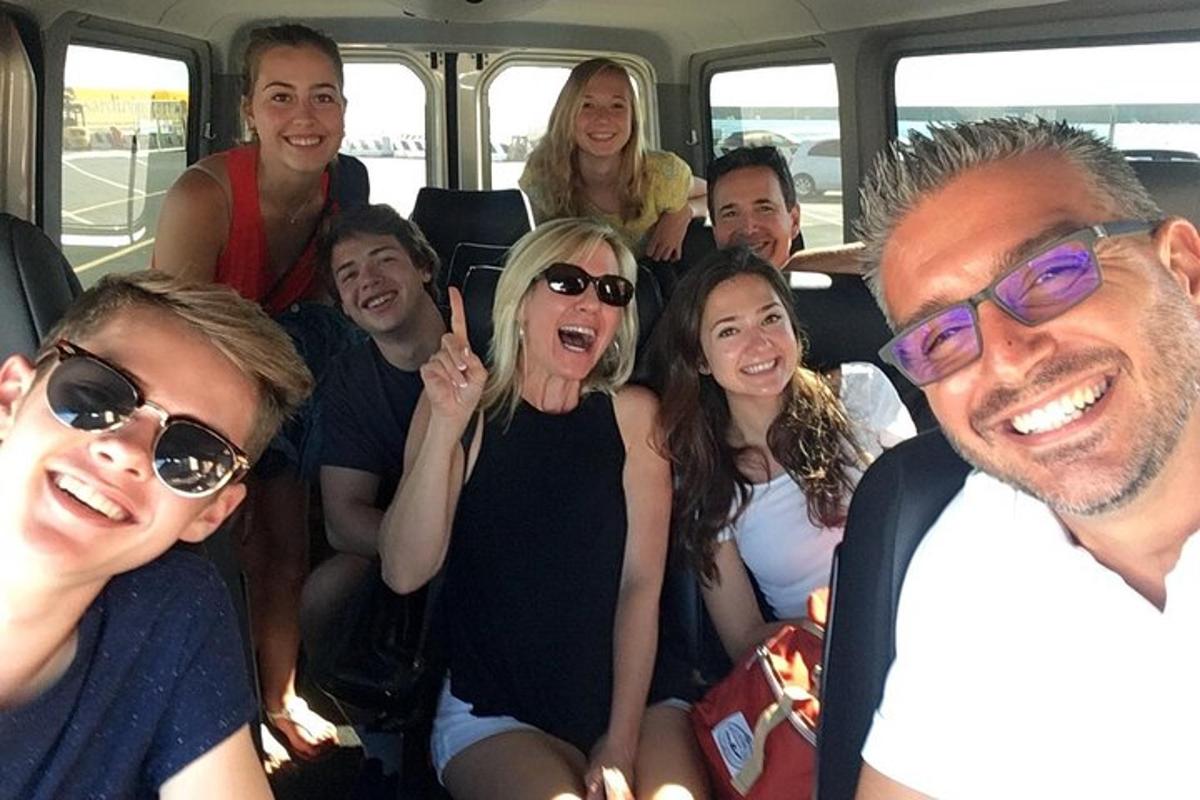 un gruppo di persone sedute su un autobus