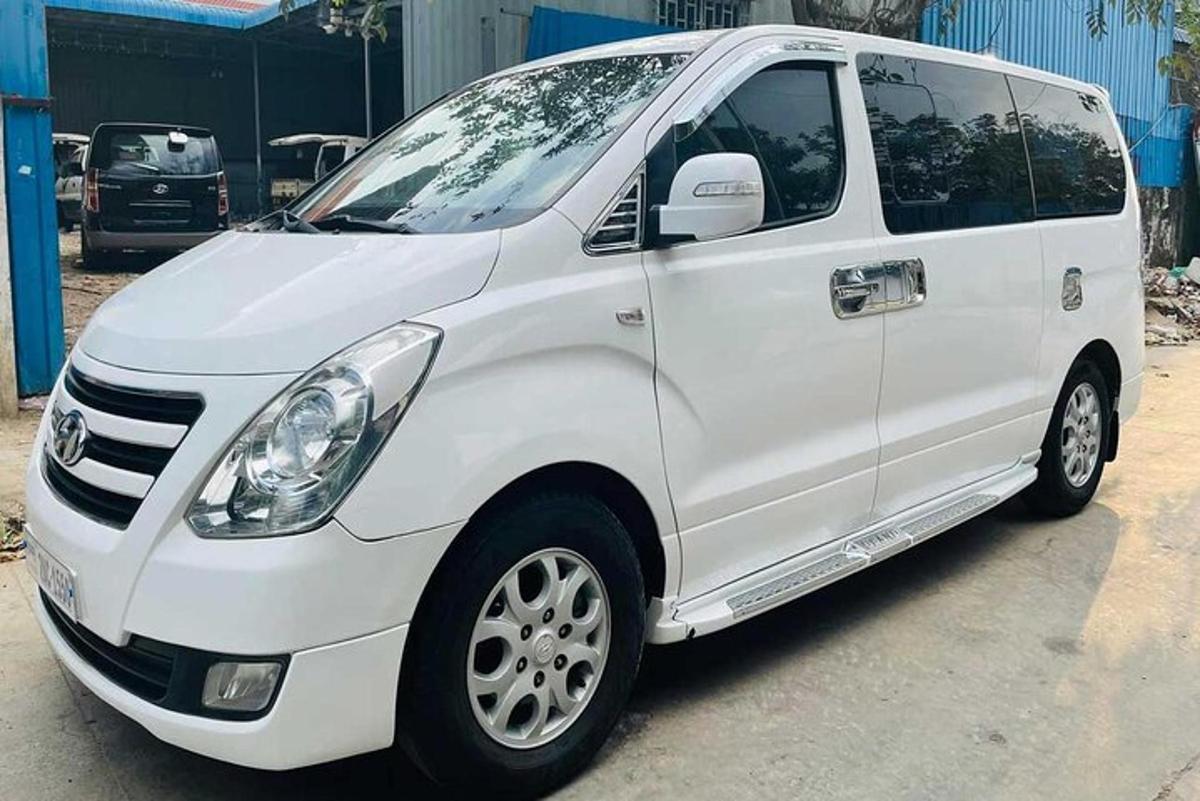 una camioneta blanca estacionada en un estacionamiento