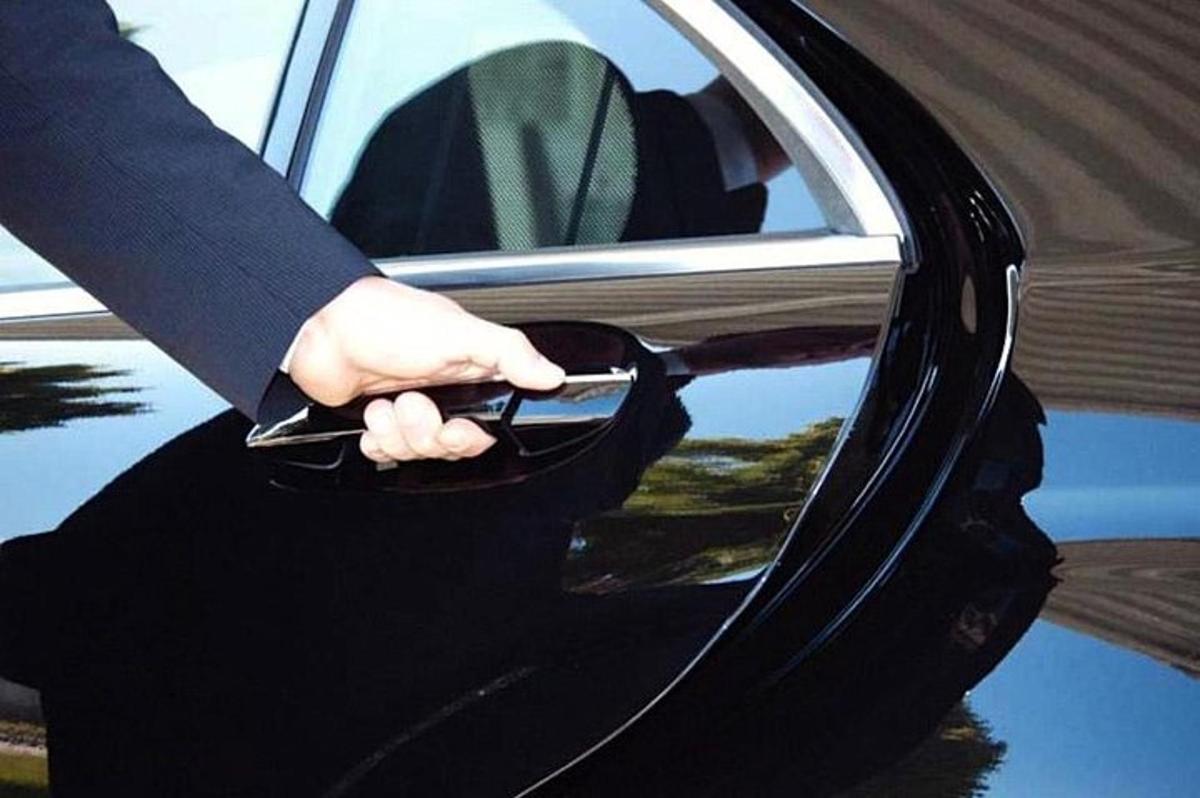 una persona sta aprendo la portiera di un'auto