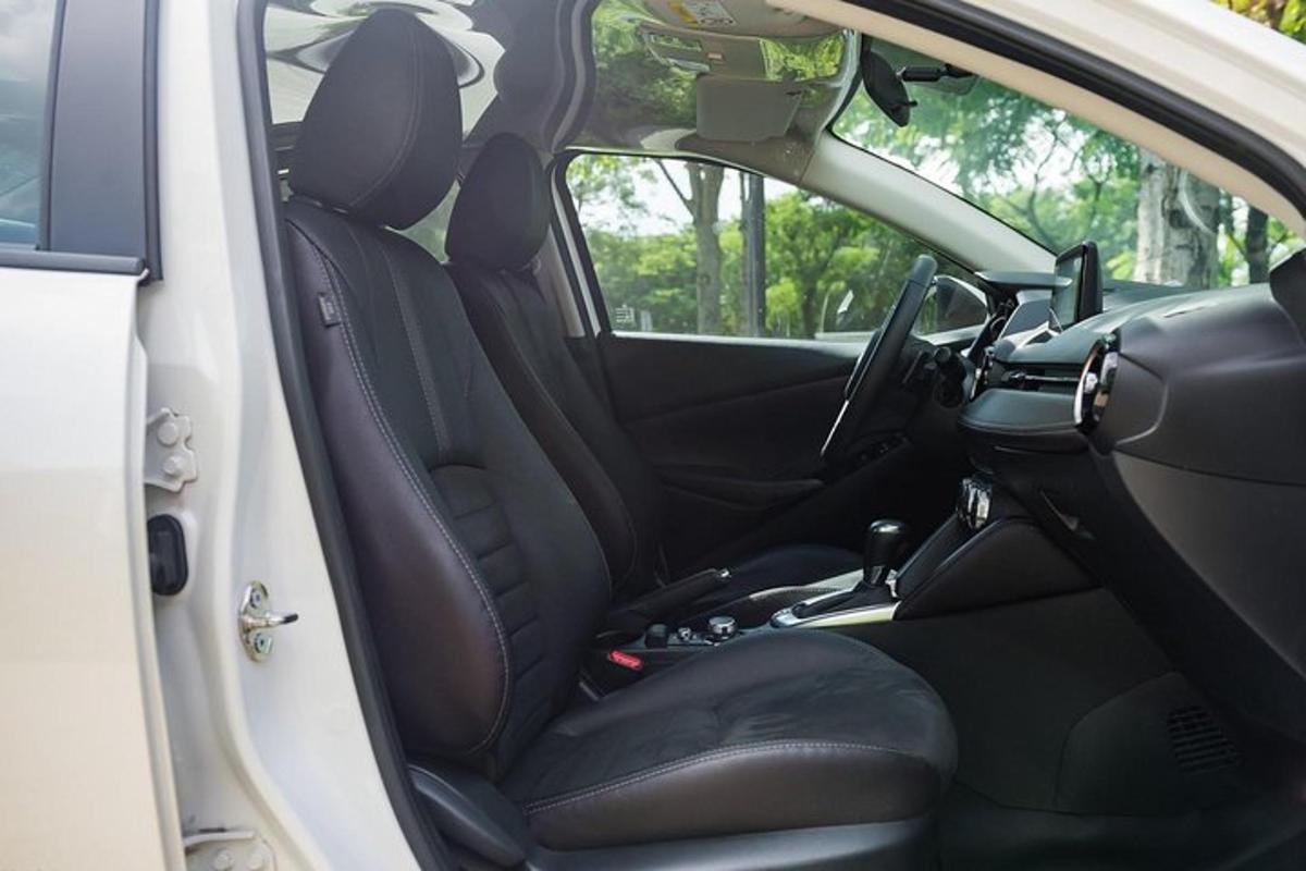 auto se zadním sedadlem auta
