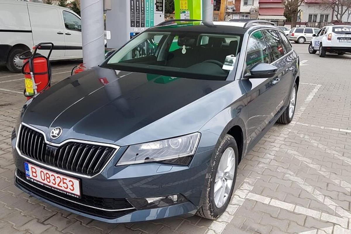 un'auto parcheggiata sul ciglio di una strada