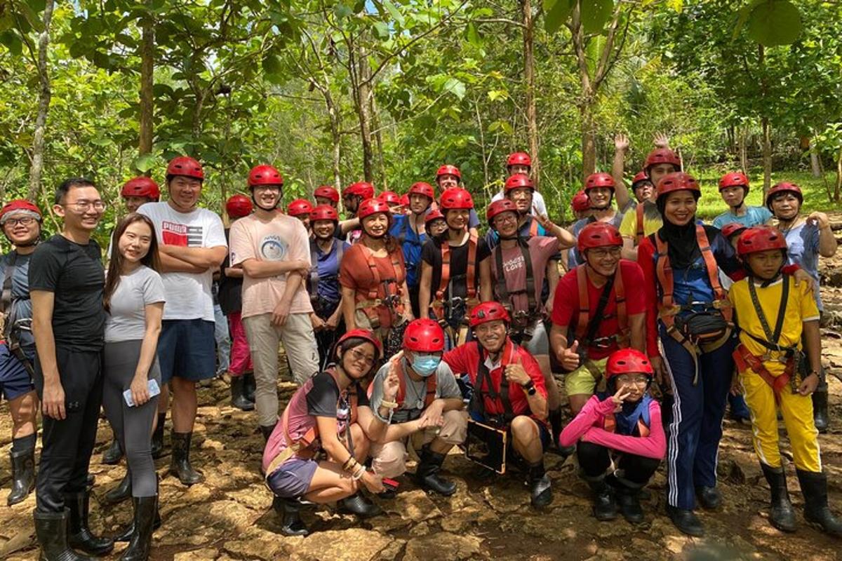 sekelompok orang berpose untuk foto di hutan