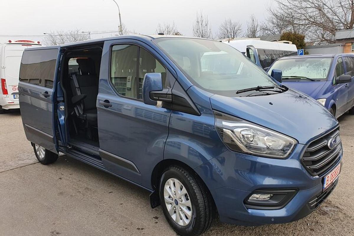 uma van azul estacionada em um estacionamento