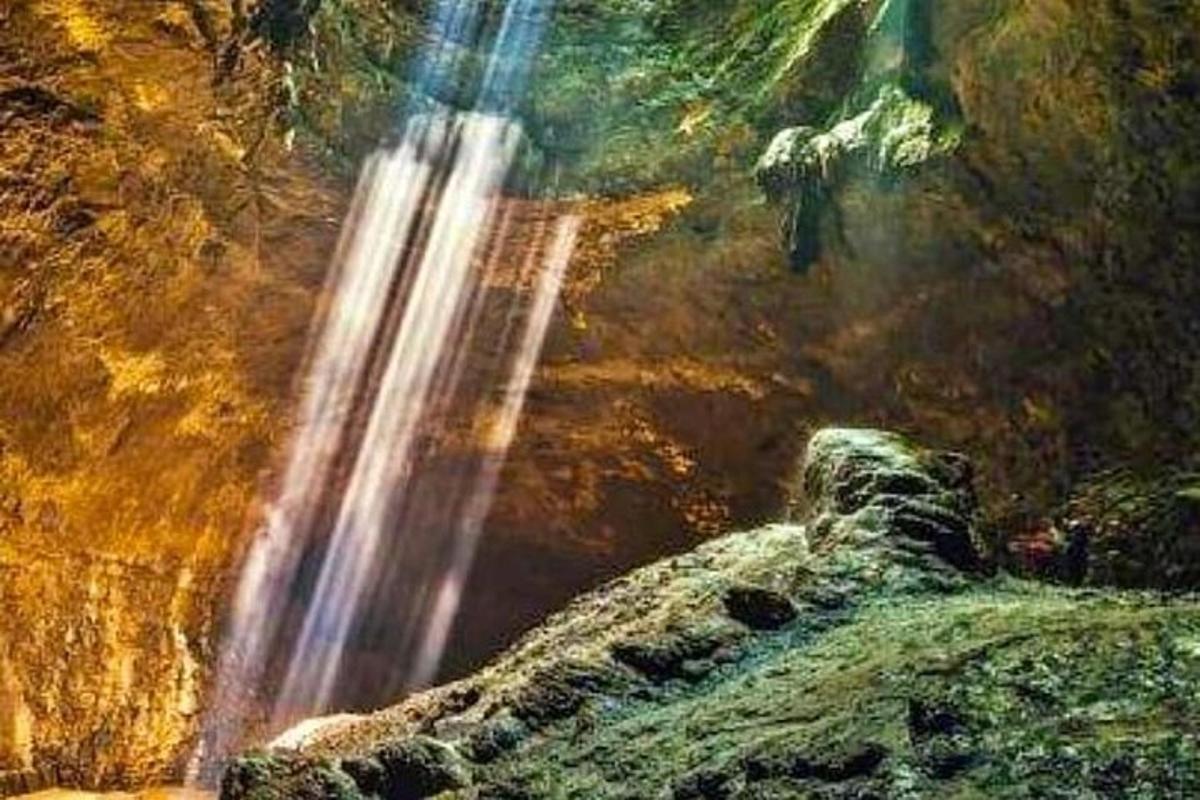 слика водопада у пећини