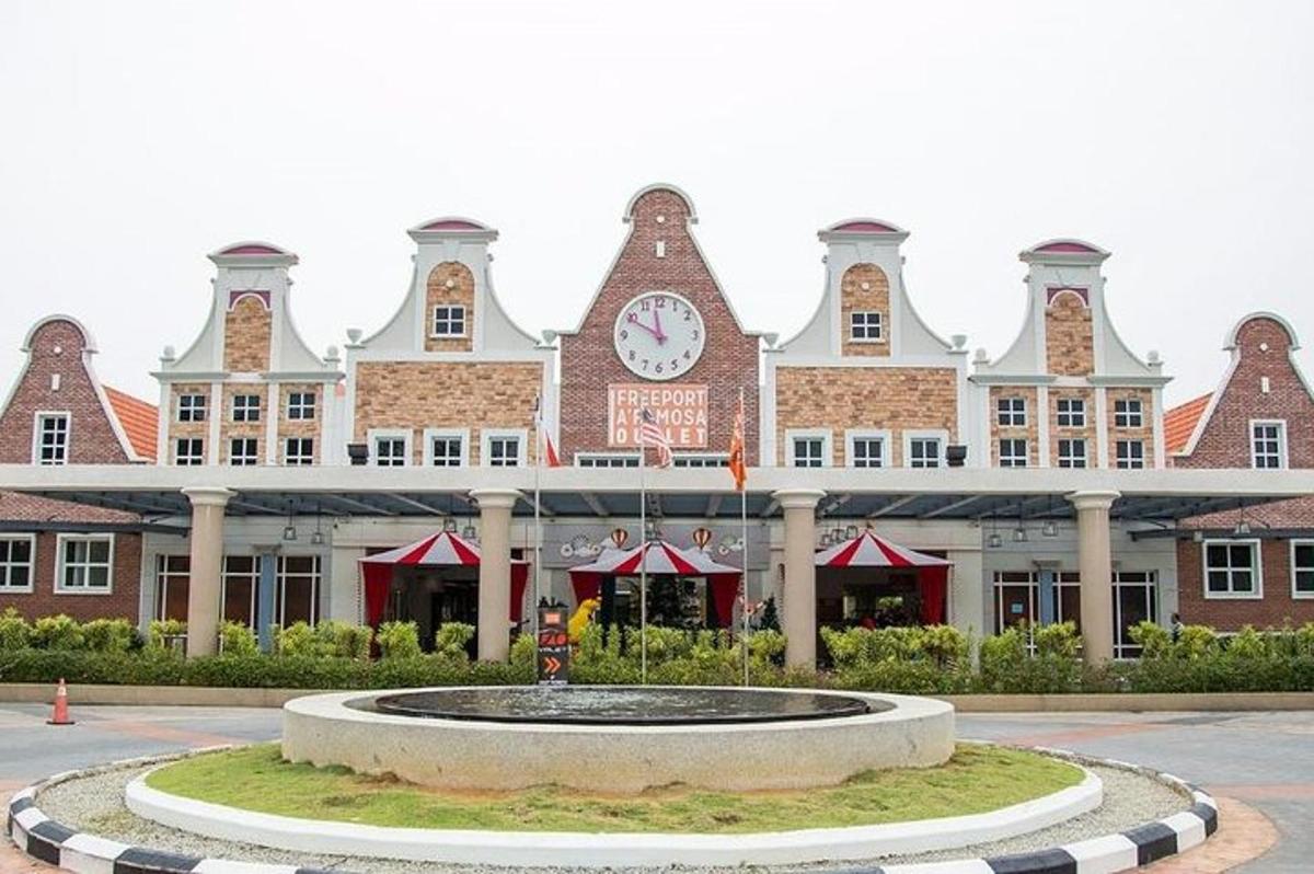 sebuah bangunan besar dengan jam di atasnya