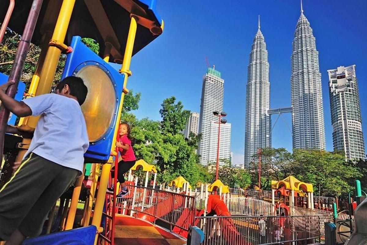 um grupo de pessoas brincando em um playground em uma cidade