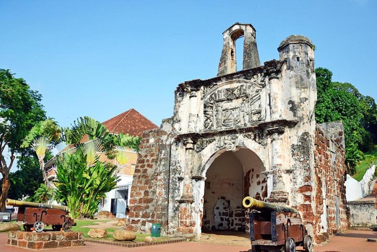 um antigo edifício de pedra com um canhão na frente