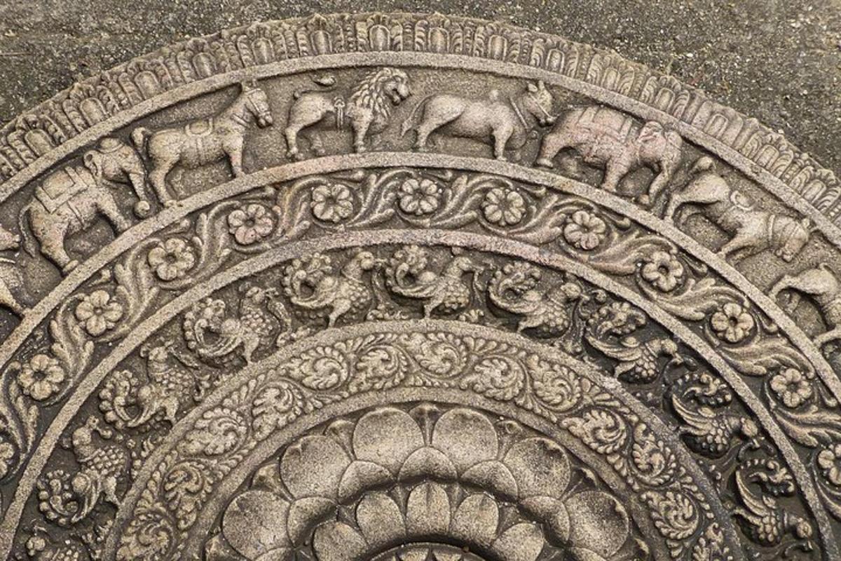 un arco di pietra con animali in cima a un edificio