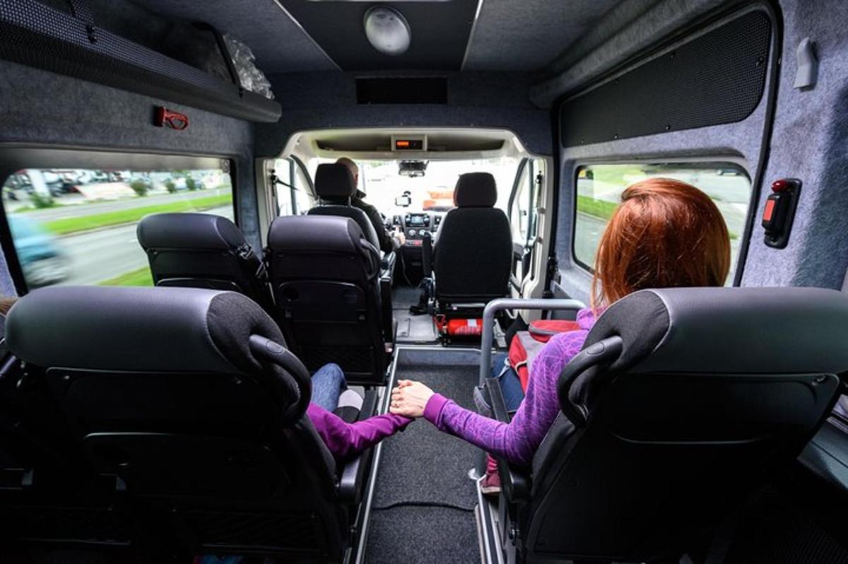 mlado dekle, ki sedi na zadnjem sedežu avtobusa
