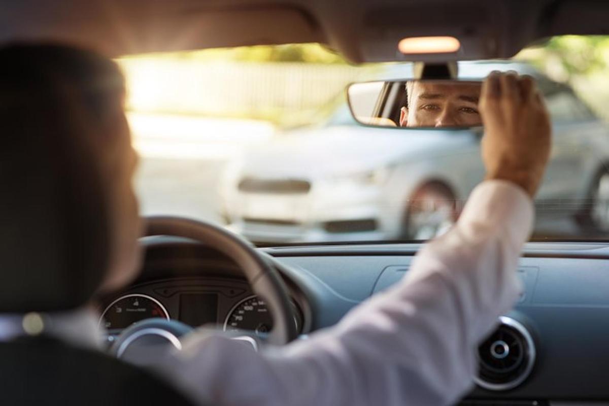 mees istub auto rooli taga