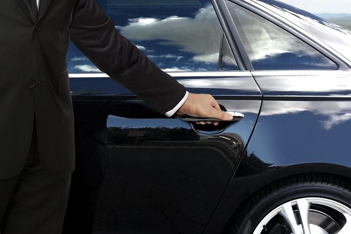 ülikonnas mees avab auto ust