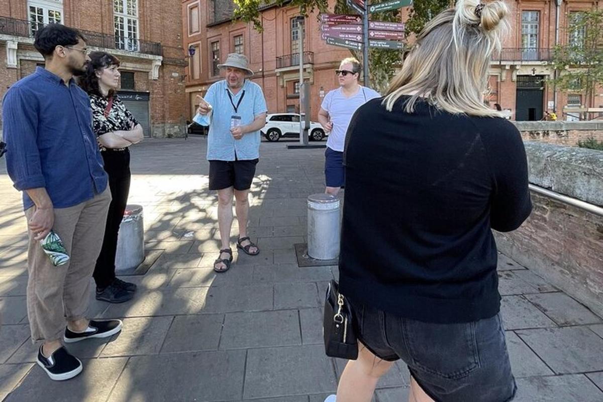 skupina lidí stojících na chodníku
