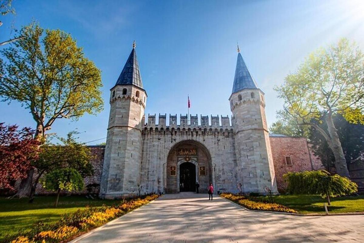 uma entrada para um castelo com uma pessoa caminhando por ela