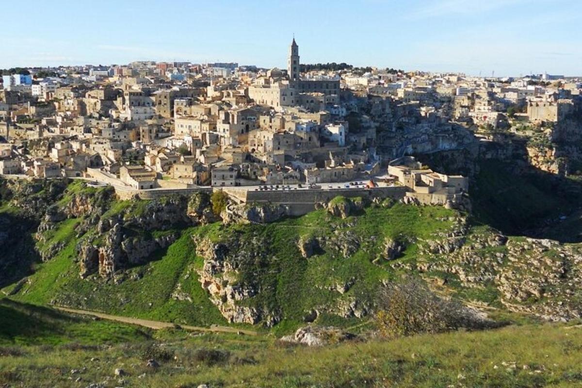 una vista aerea di una città su una collina
