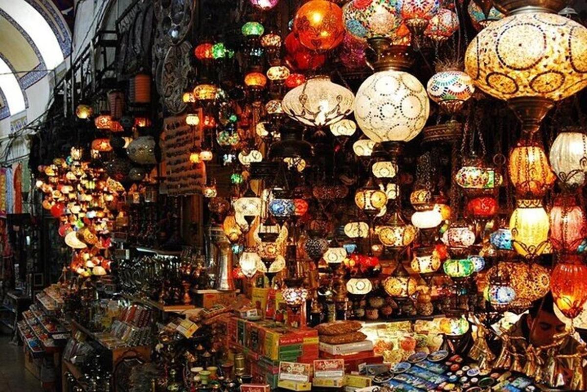 uma loja cheia de vários tipos diferentes de luzes