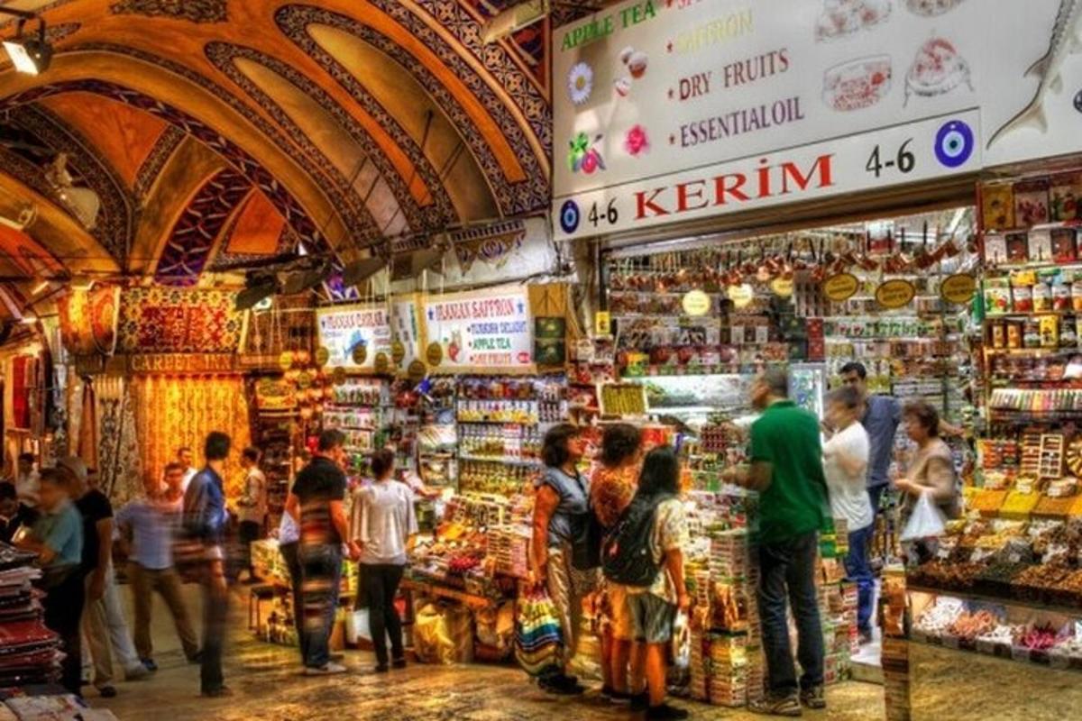 un grupo de personas en un mercado en una tienda