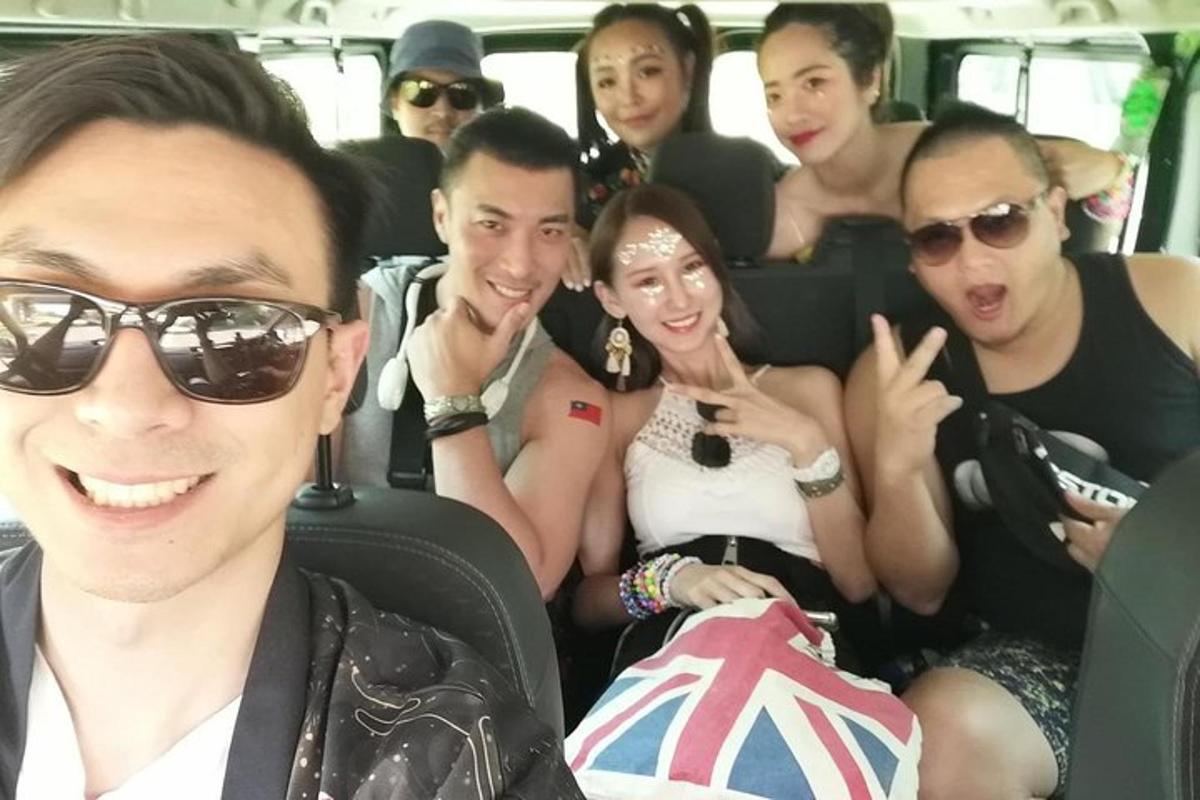un grup de oameni care stau în spatele unui autobuz