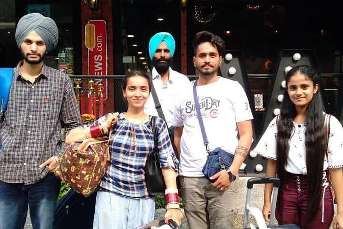 Un grupo de personas de pie frente a una tienda