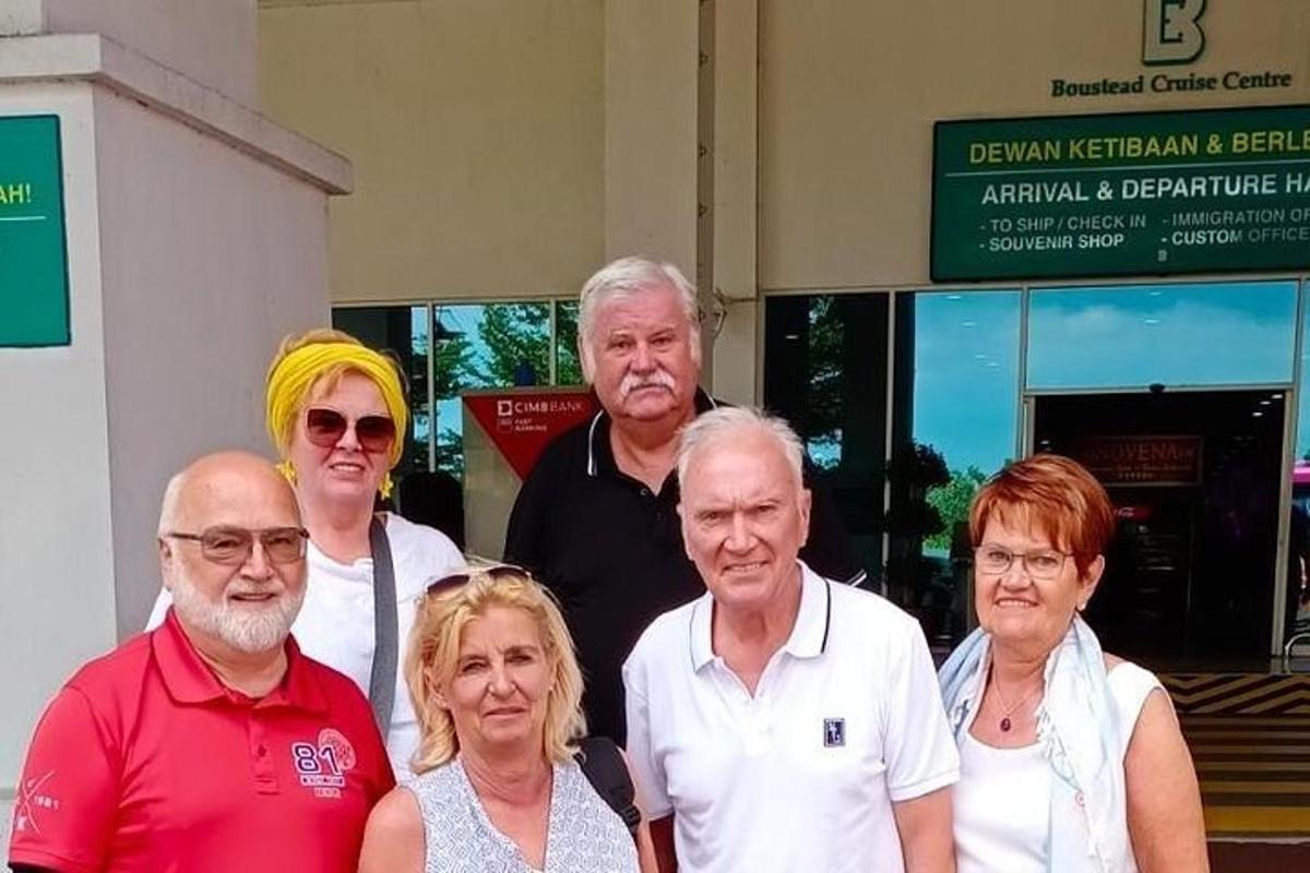 Un grupo de personas de pie frente a un edificio.