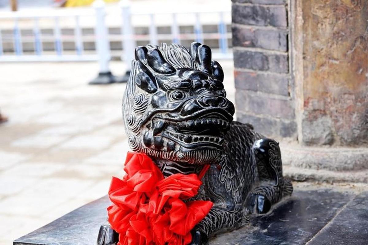 una statua di un cane con un fiocco rosso