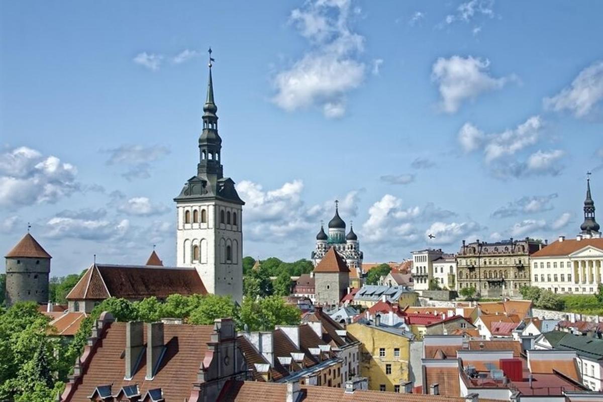pohled na město s budovami a věží