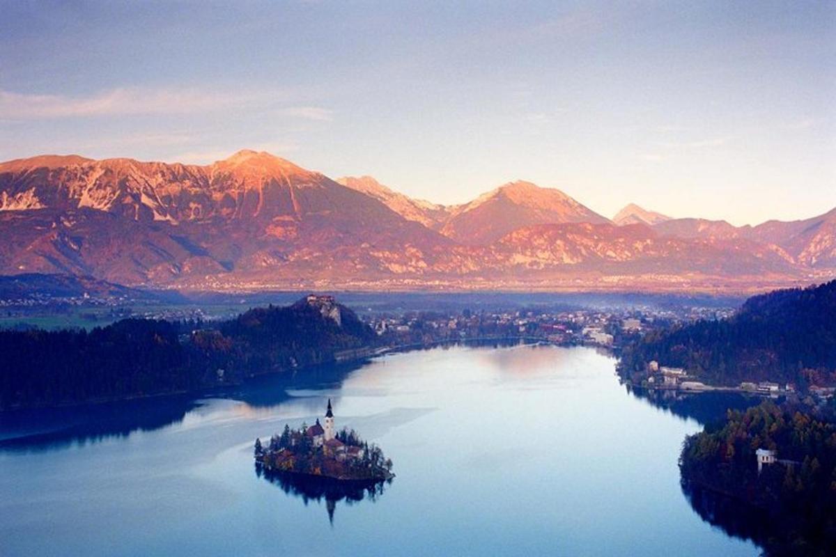 un'isola in mezzo a un lago con montagne