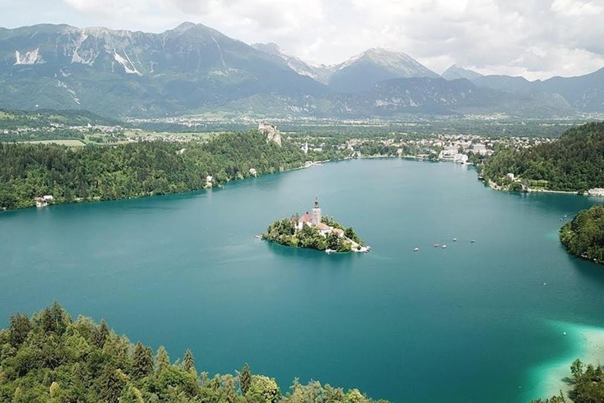 un'isola in mezzo a un grande lago
