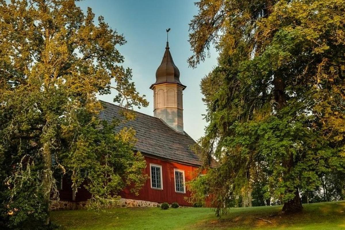 červená stodola s věží nahoře