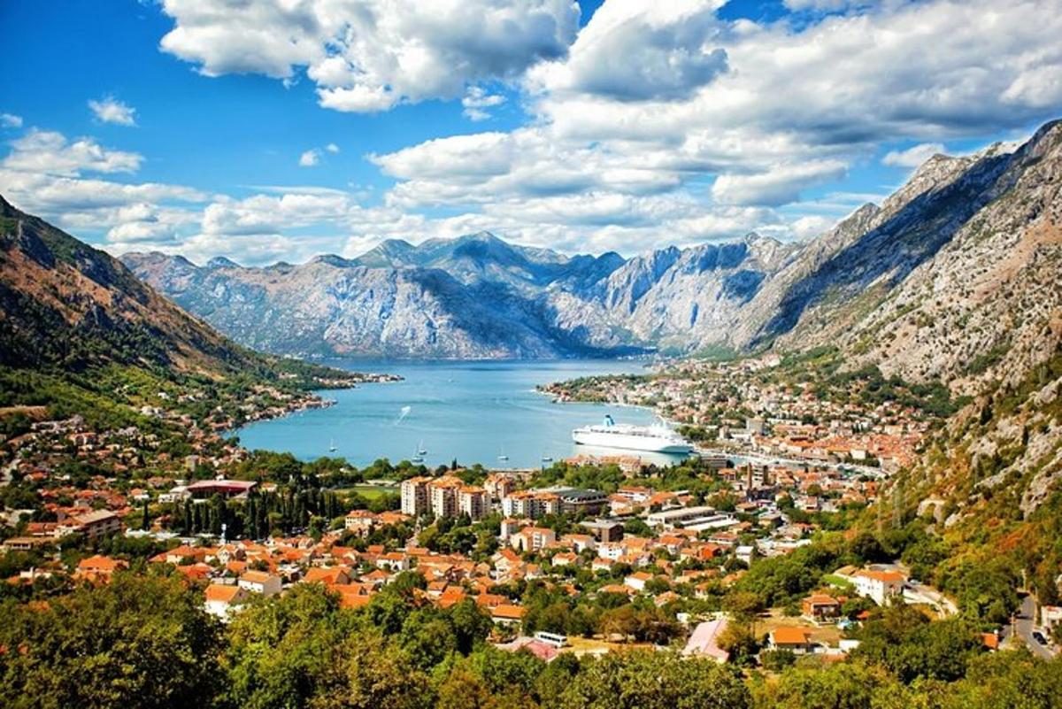una città in montagna con una nave in acqua