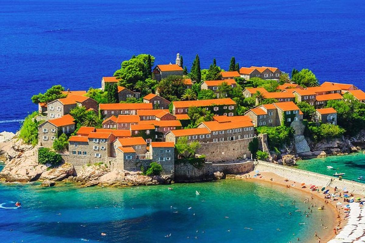 otok z oranžnimi strehami na plaži v vodi