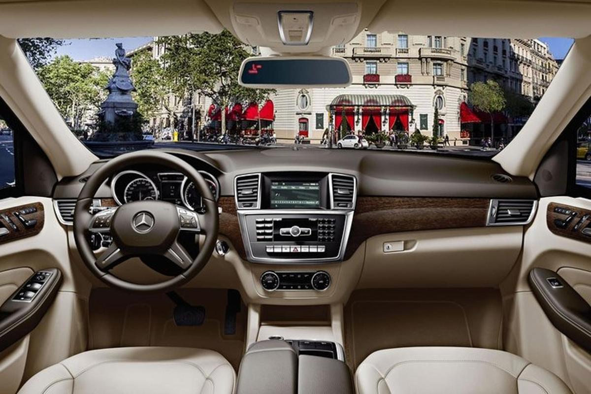 Una vista del tablero de instrumentos de un automóvil de la marca Acedes-Benz.